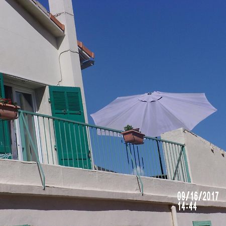 Stud Terras Ville Corniche 2 Pers Stat Gratuit Rue Modif Suivt Possib Et Accord Exclusif مارسيليا المظهر الخارجي الصورة