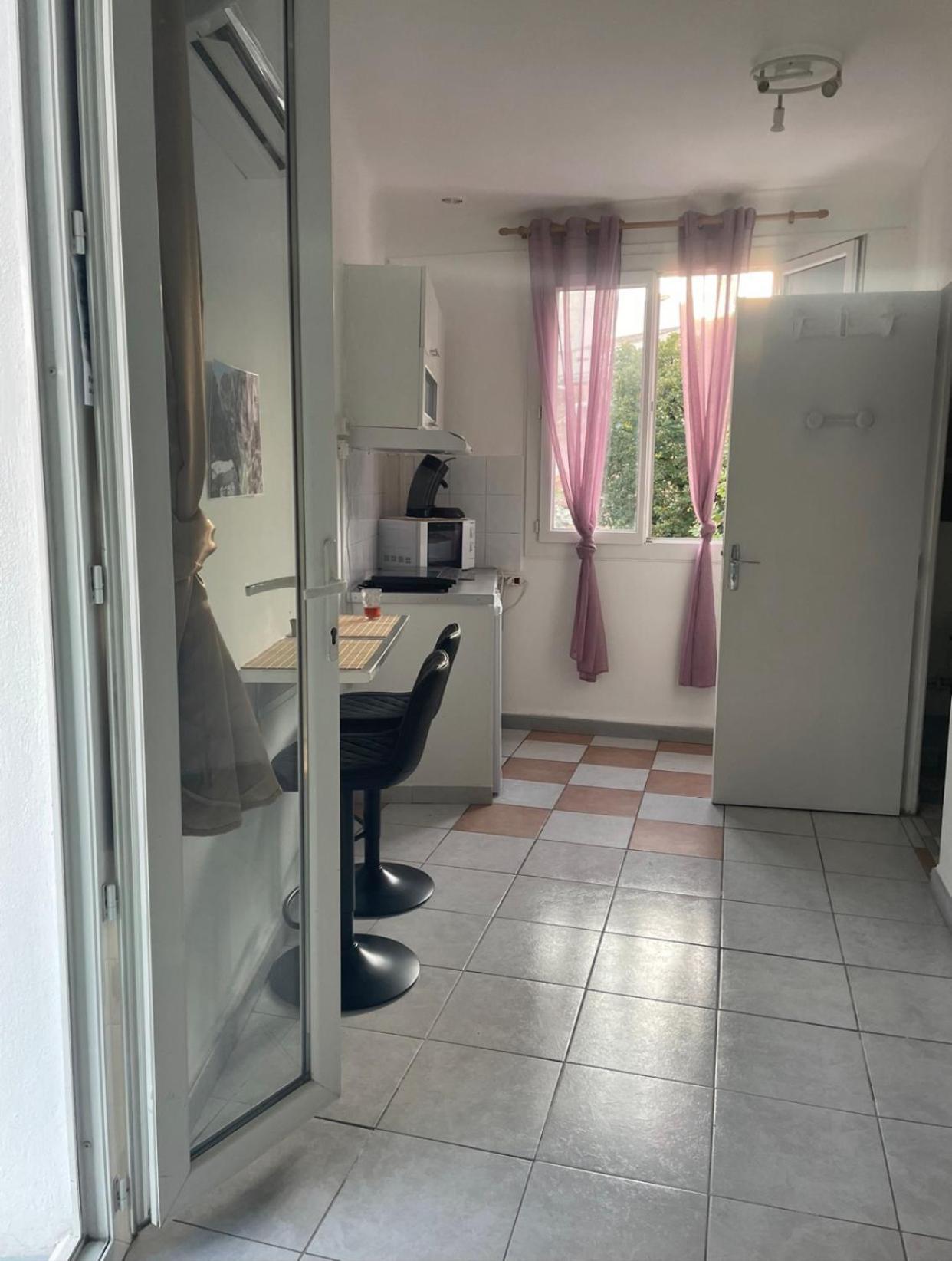 Stud Terras Ville Corniche 2 Pers Stat Gratuit Rue Modif Suivt Possib Et Accord Exclusif مارسيليا المظهر الخارجي الصورة